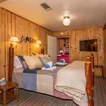 Lewis Creek Hideaway- Hot Tub/Ev/Pool Table/Historic